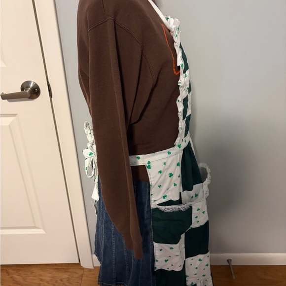 Vintage Green and White Apron with Shamrock Pattern - Picture 5 of 8